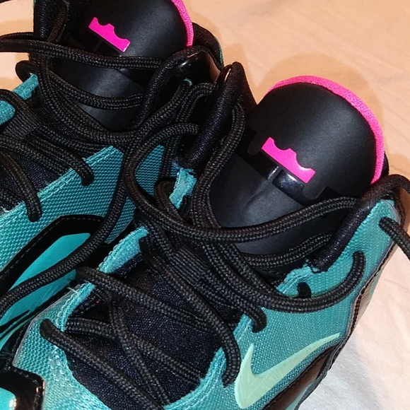 *Nike**Lebrons 11s**South Beach*Grade School - Picture 6 of 9